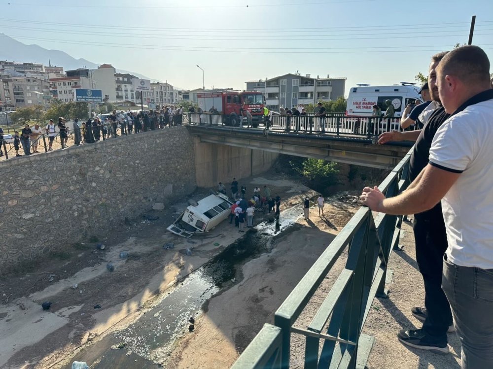 Dereye uçan minibüsün sürücüsü nefes kesen operasyonla kurtarıldı