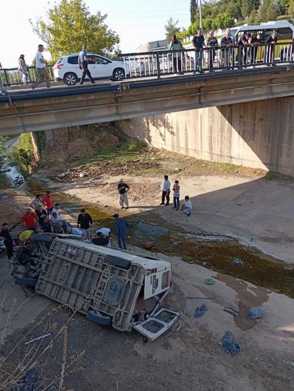 Dereye uçan minibüsün sürücüsü nefes kesen operasyonla kurtarıldı