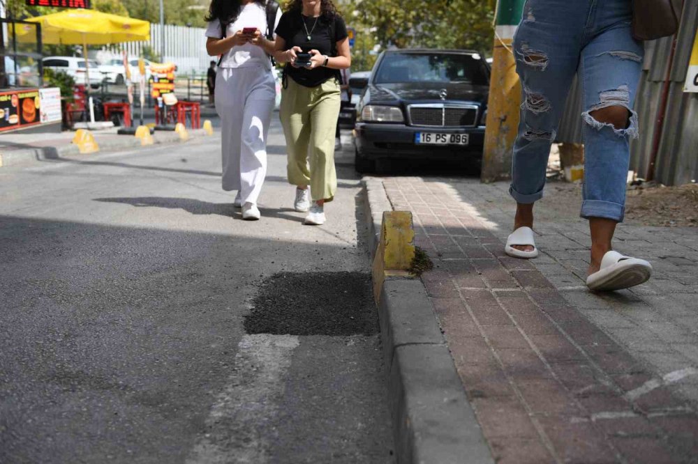 İnsanların Düşmesine Sebep Olan Çukur Onarıldı