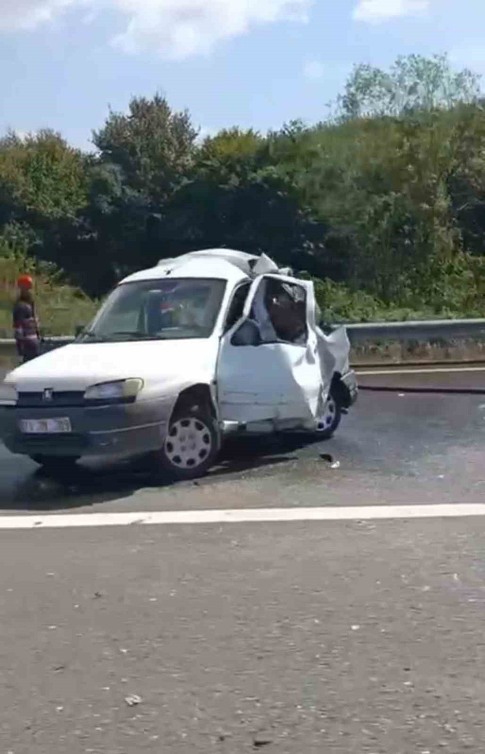 Tırın Çarptığı Hafif Ticari Araç Kağıt Gibi Ezildi