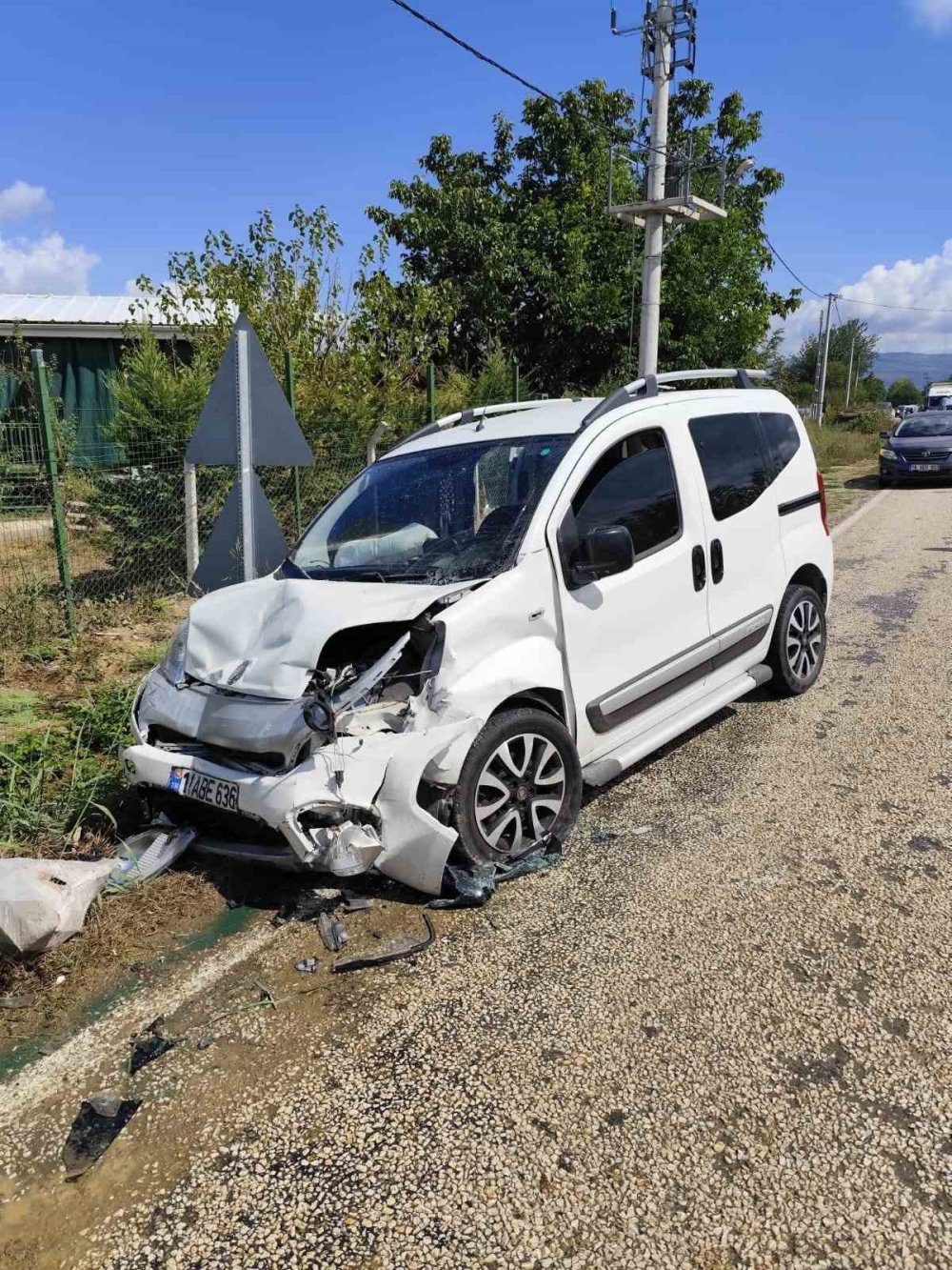 2 Otomobil Kafa Kafaya Çarpıştı: 8 Yaralı