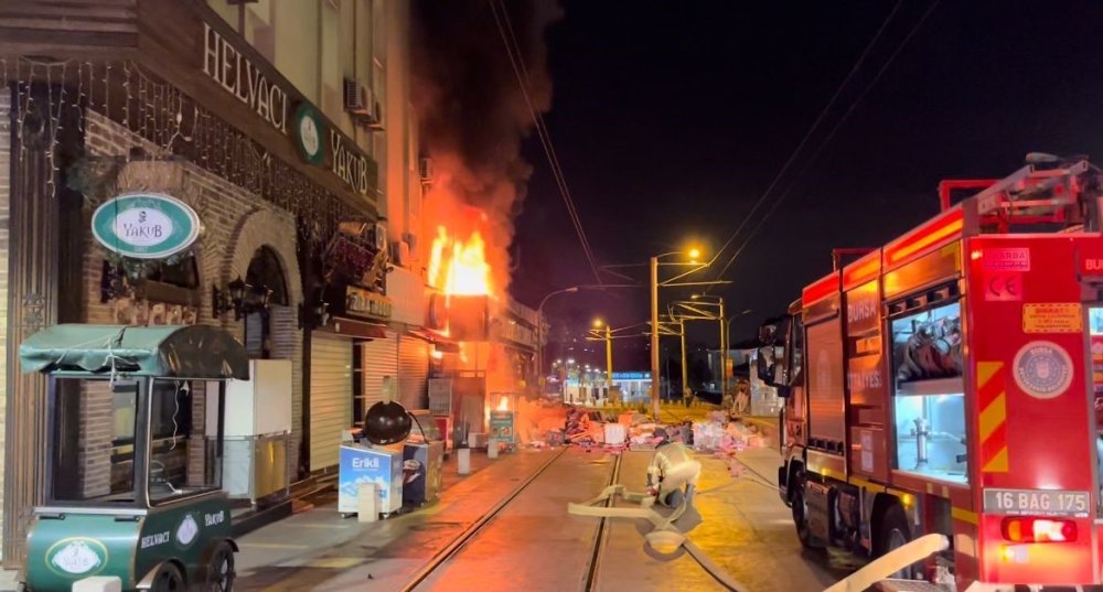 Hediyelik Eşya Mağazası Alev Alev Yandı