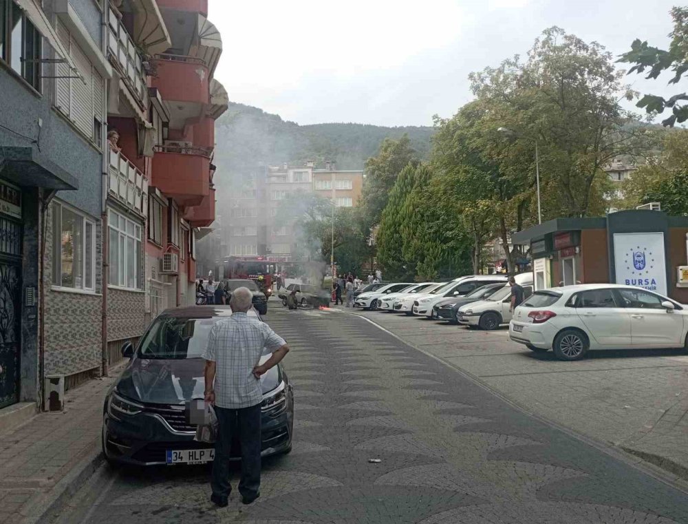 Otomobil alevlere teslim oldu, LPG tankı bomba gibi patladı