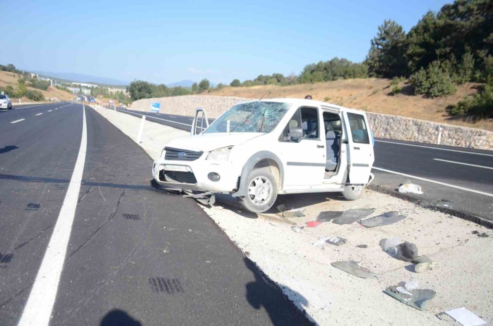 Seyir Halinde Lastiği Patladı yan : 4 kişi yaralandı