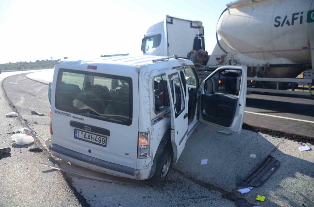 Seyir Halinde Lastiği Patladı yan : 4 kişi yaralandı