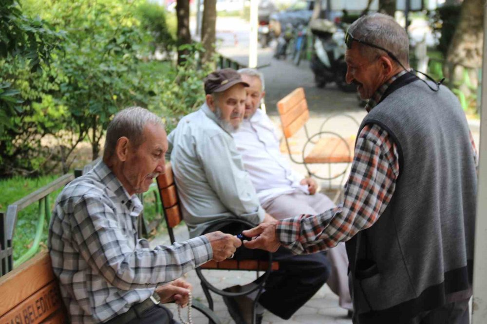 24 Yıldır Her Gün Bir Paket Sigara Parasına Şeker Alıp Dağıtıyor