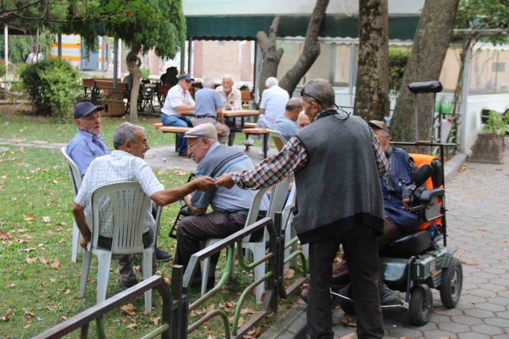 24 Yıldır Her Gün Bir Paket Sigara Parasına Şeker Alıp Dağıtıyor