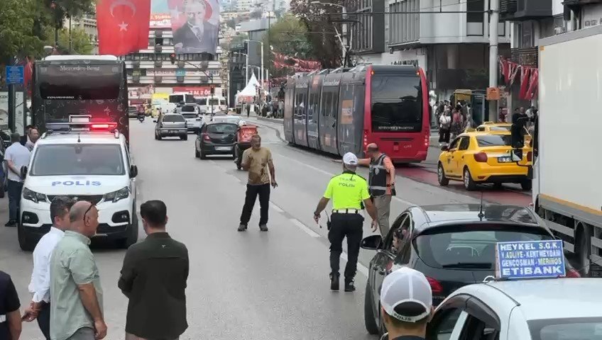 Cadde Üzerinde Defalarca Kendini Bıçakladı