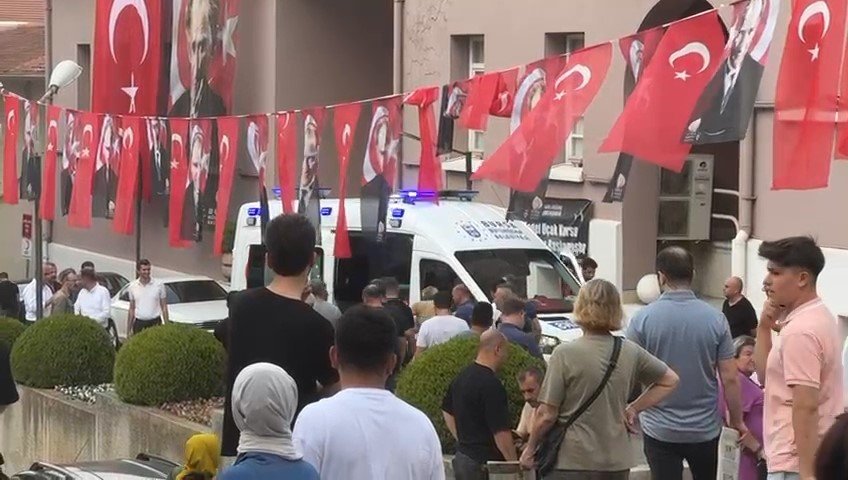 Cadde Üzerinde Defalarca Kendini Bıçakladı