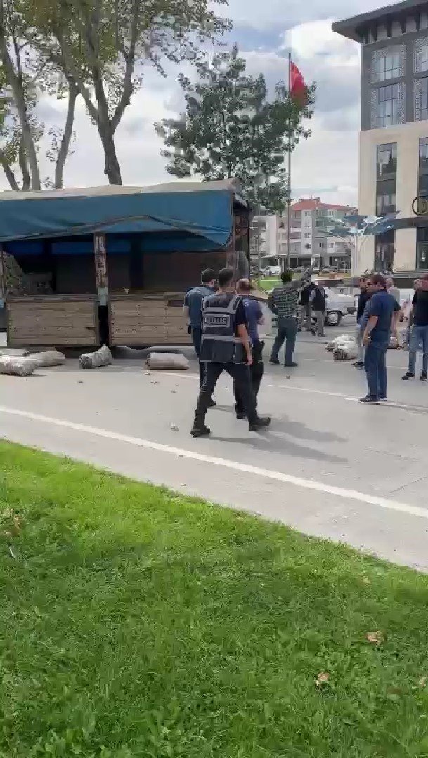 Üreticinin Kamyonuyla Kendi Malını Satması Engellenince Eylem Yaptı