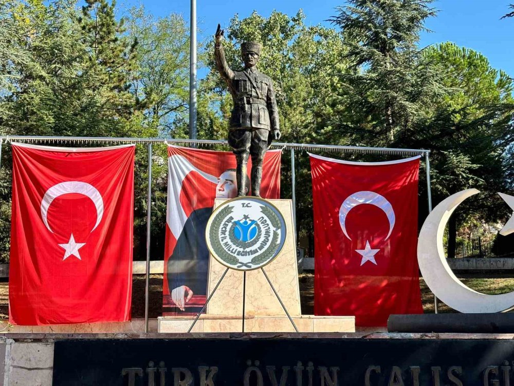 Milli Eğitim Müdürlüğüne Ait Çelenk Atatürk Anıtı’nda Unutuldu