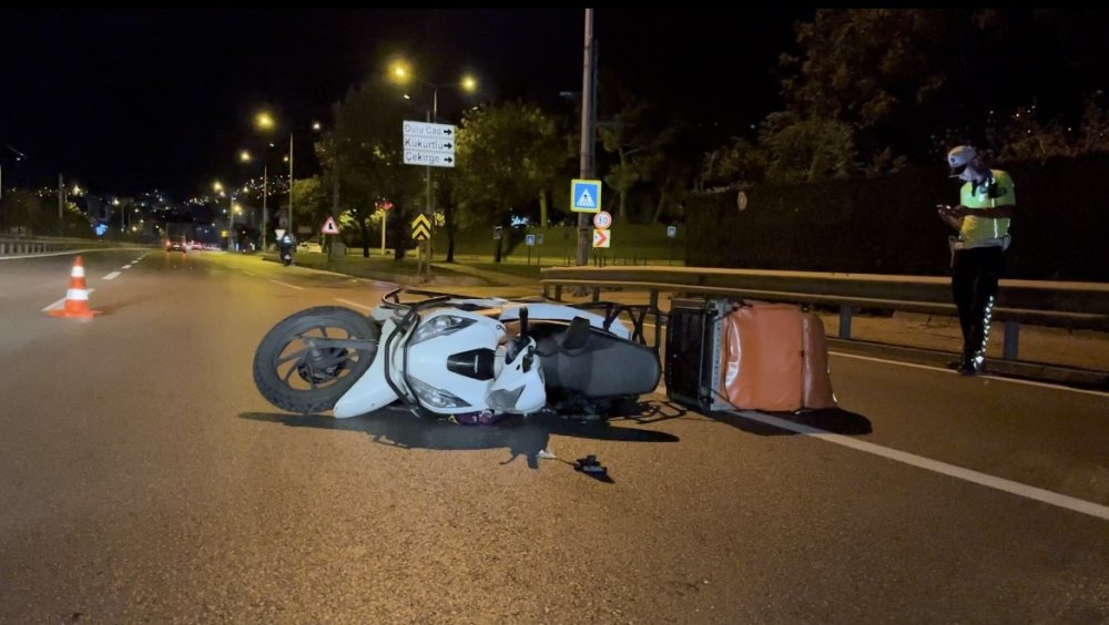 Kontrolden Çıkan Motokurye Bariyerlere Girdi