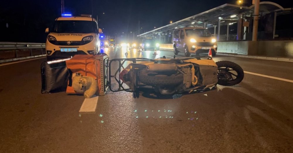 Kontrolden Çıkan Motokurye Bariyerlere Girdi