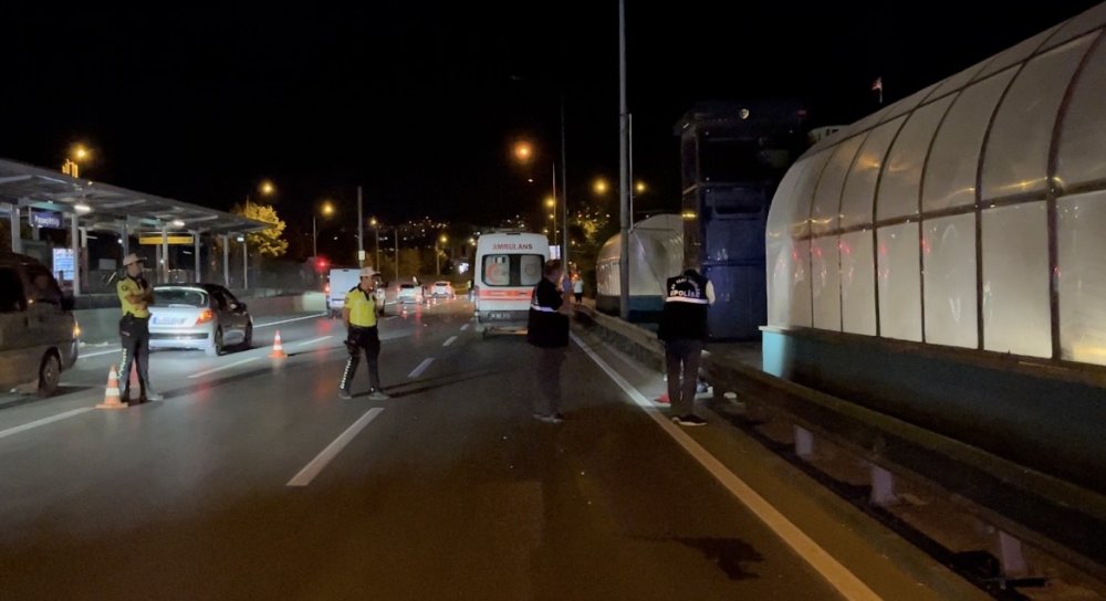 Kontrolden Çıkan Motokurye Bariyerlere Girdi