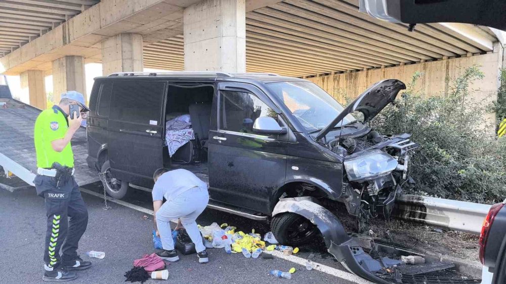 Cenazeden Dönen Ailenin Bulunduğu Minibüs Bariyerlere Saplandı