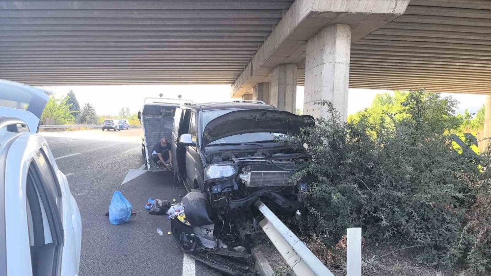 Cenazeden Dönen Ailenin Bulunduğu Minibüs Bariyerlere Saplandı