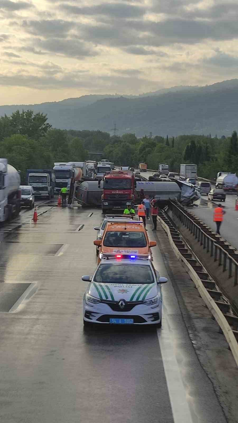 Otoyol’da Tır Devrildi: Kilometrelerce Araç Kuyruğu Oluştu