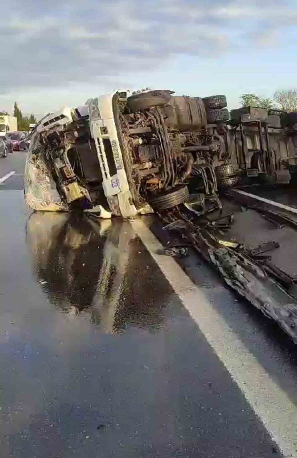 Otoyol’da Tır Devrildi: Kilometrelerce Araç Kuyruğu Oluştu