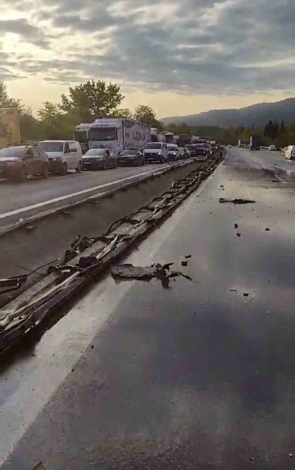 Otoyol’da Tır Devrildi: Kilometrelerce Araç Kuyruğu Oluştu