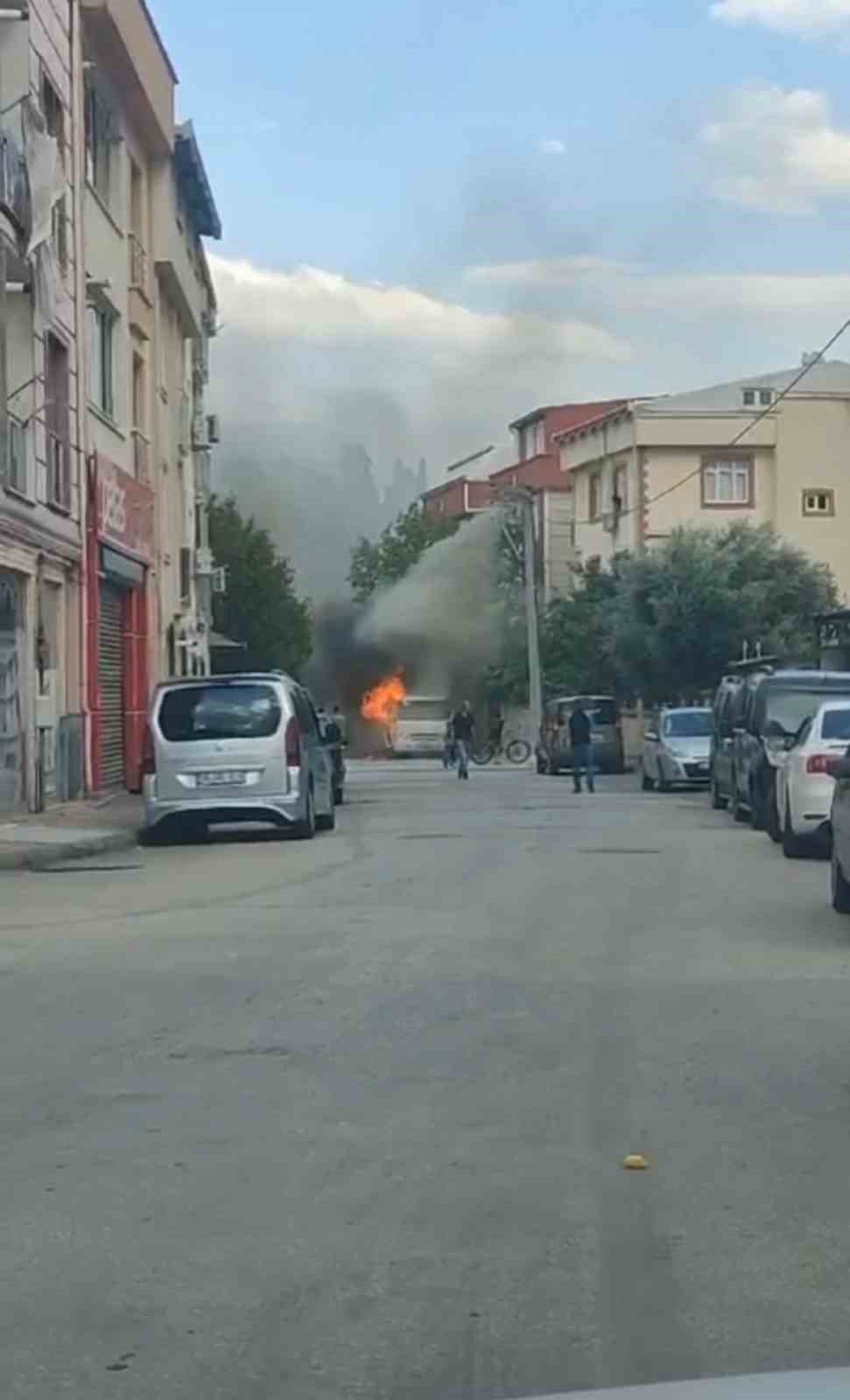 Park Halindeki Minibüs Alev Alev Yandı