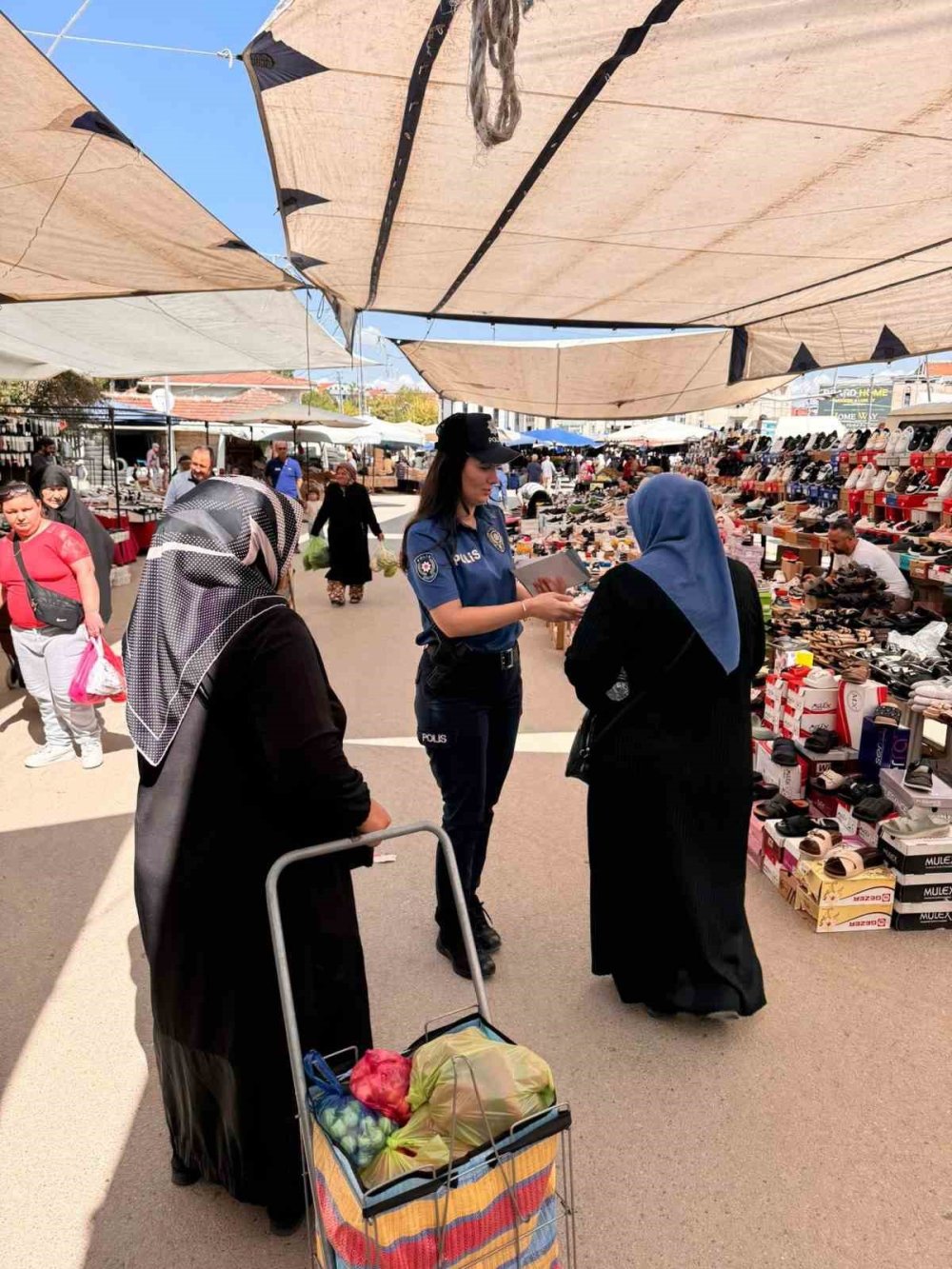 İlçe Emniyet Müdürlüğü Ekiplerinden Vatandaşları Bilgilendirme Çalışması