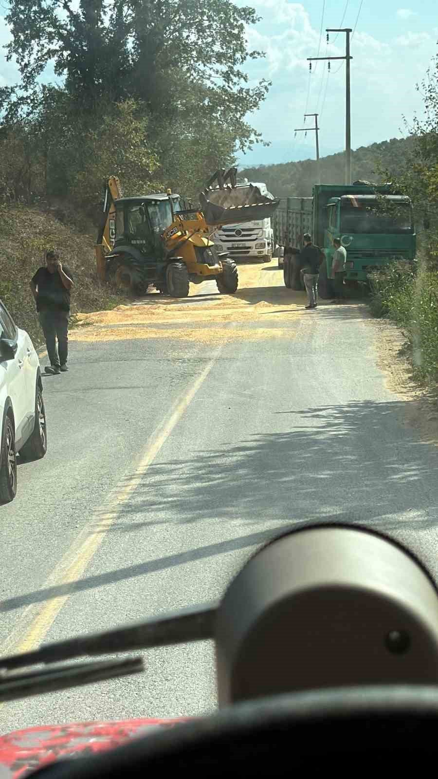 Kamyonun Kapağı Açılınca Yol Mısır Tarlasına Döndü