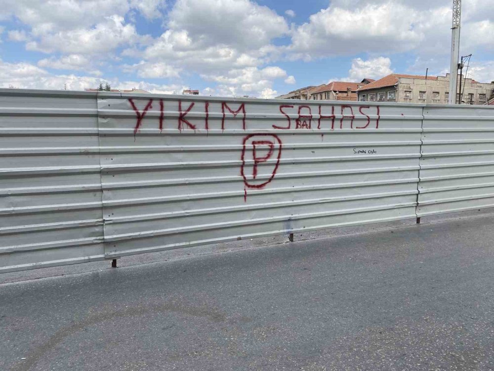 Çöktüğü İçin Trafiğe Kapatılan Yol Üzerindeki Esnaf Mağdur Oldu