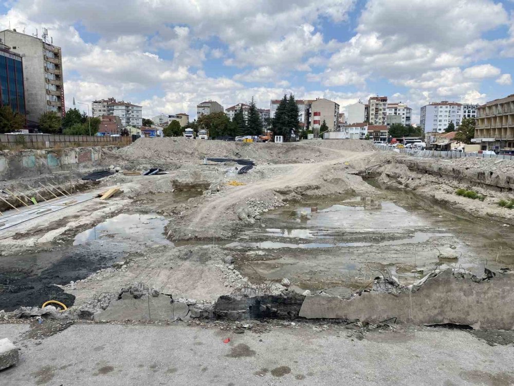 Çöktüğü İçin Trafiğe Kapatılan Yol Üzerindeki Esnaf Mağdur Oldu