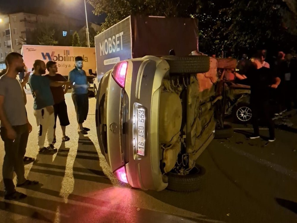 Kontrolden Çıktı, Park Halindeki Otomobillere Çarptı