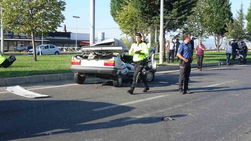 Otomobil İle İşçi Servisi Çarpıştı: 1 Ölü, 9 Yaralı