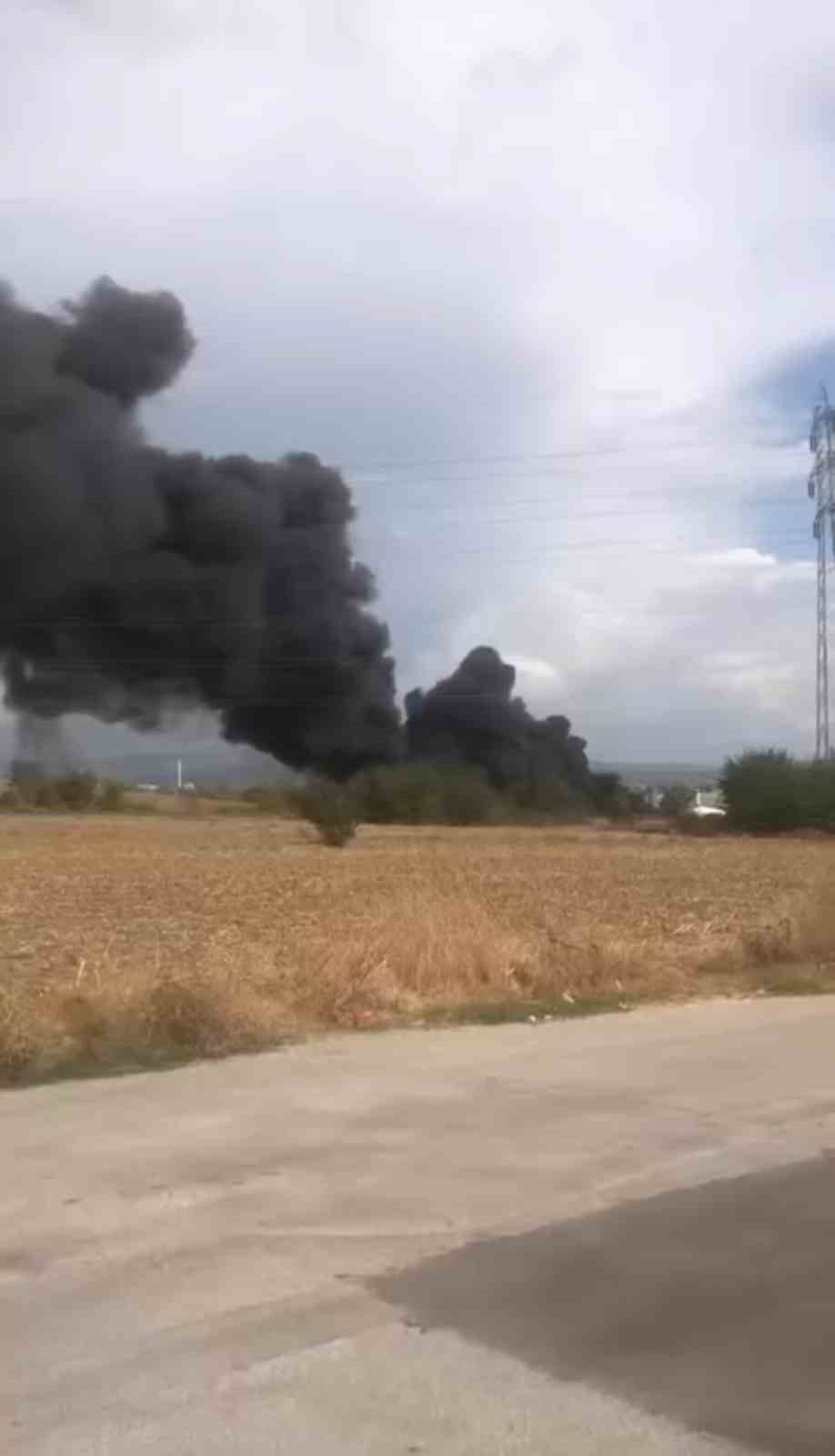 Korkutan Yangın : Kauçuklar Yandı, Gökyüzü Siyah Dumanla Kaplandı