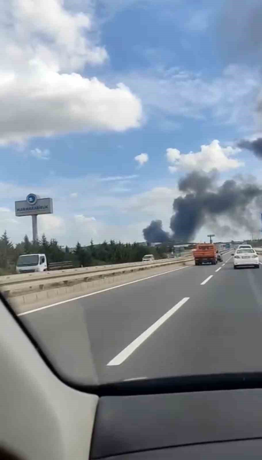 Korkutan Yangın : Kauçuklar Yandı, Gökyüzü Siyah Dumanla Kaplandı