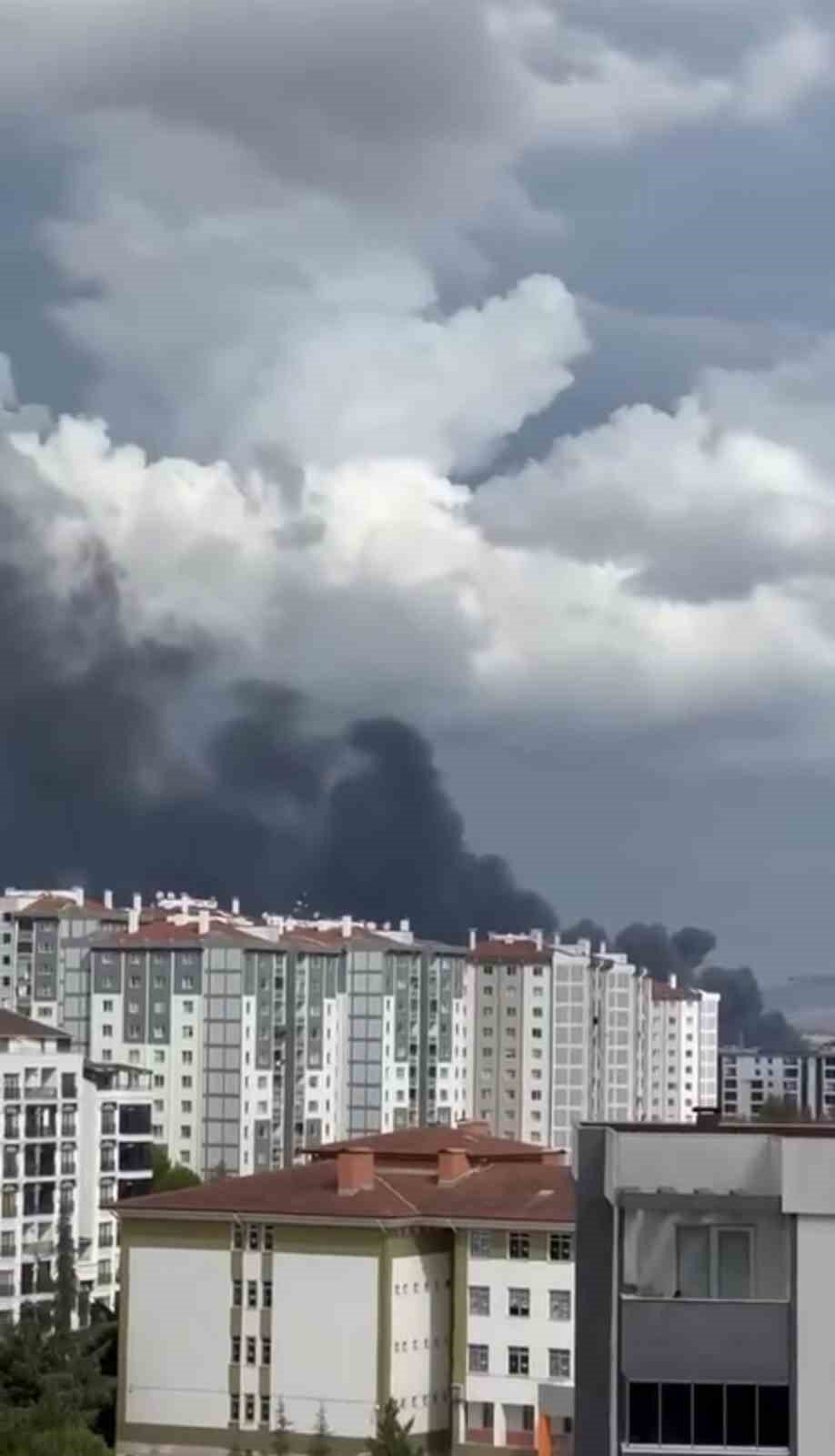 Korkutan Yangın : Kauçuklar Yandı, Gökyüzü Siyah Dumanla Kaplandı