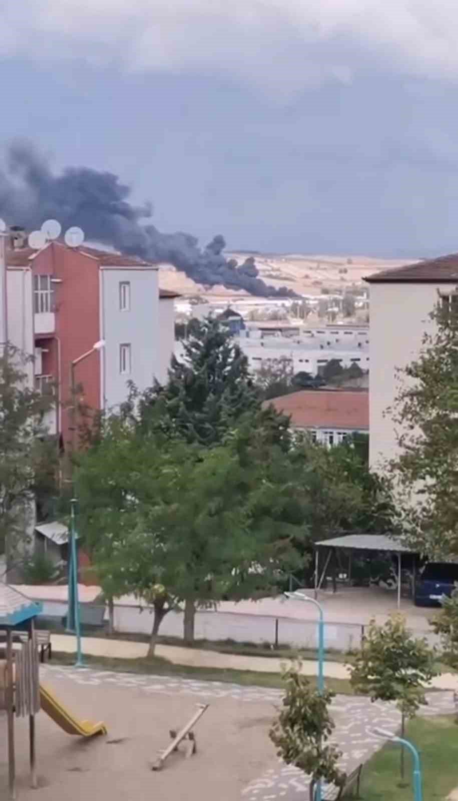 Korkutan Yangın : Kauçuklar Yandı, Gökyüzü Siyah Dumanla Kaplandı