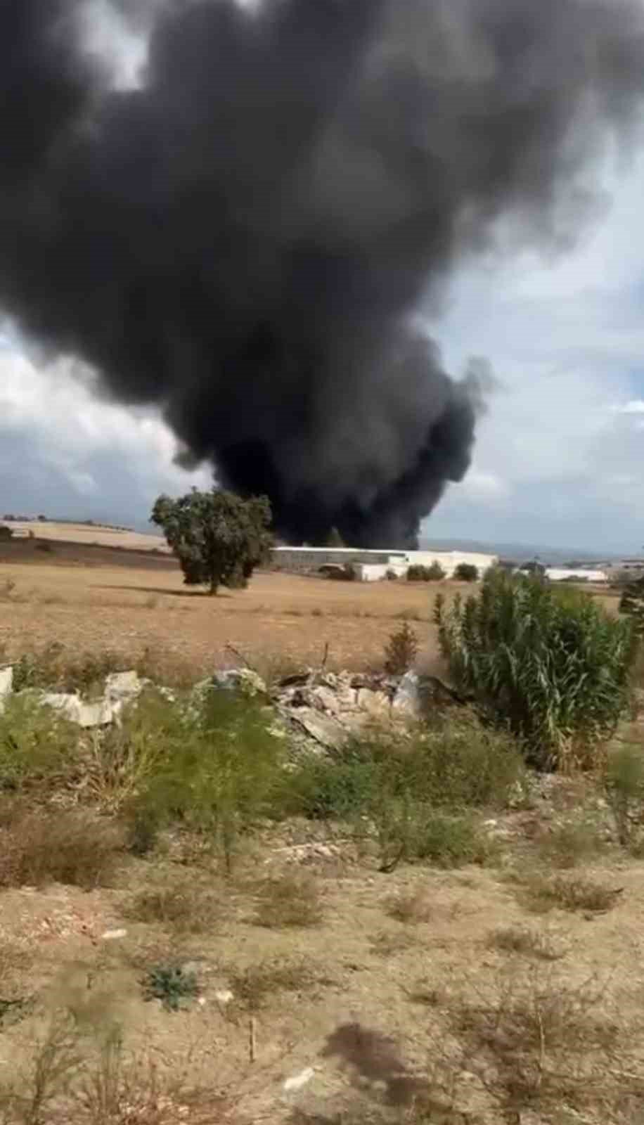 Korkutan Yangın : Kauçuklar Yandı, Gökyüzü Siyah Dumanla Kaplandı