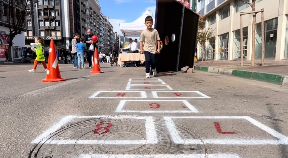 Bursa’nın En İşlek Caddesi 2 Saat Çocuklara Kaldı