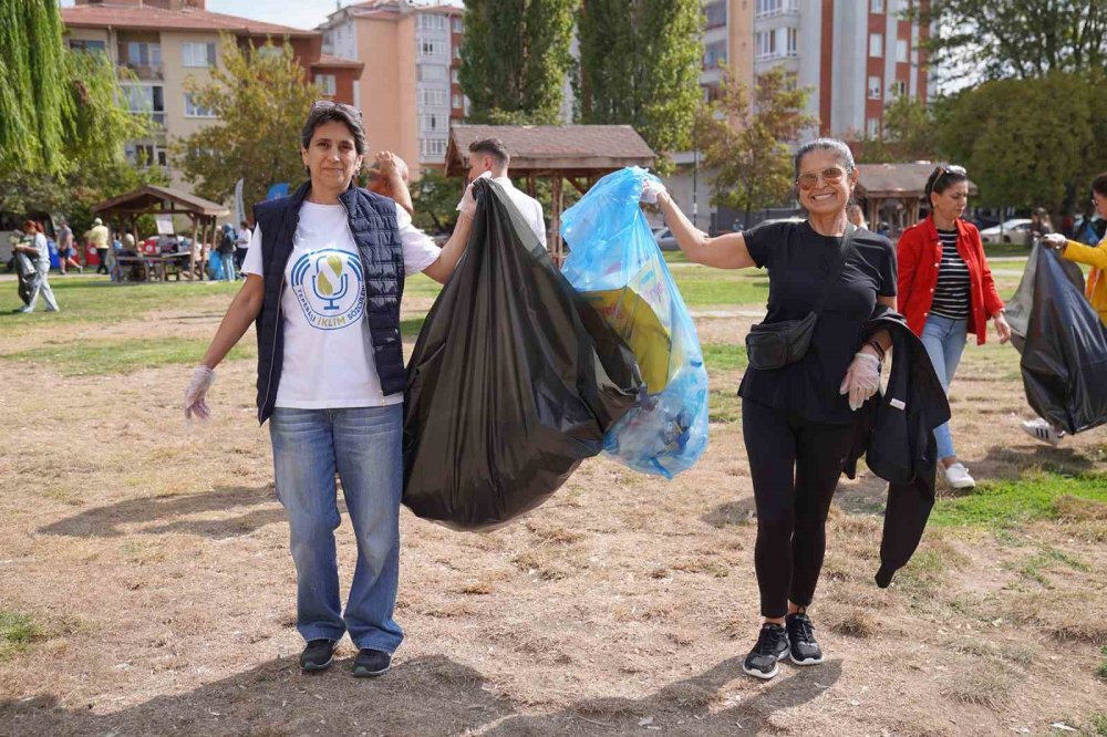 Doğaseverler, Dünya Temizlik Günü’nde Çöp Topladı