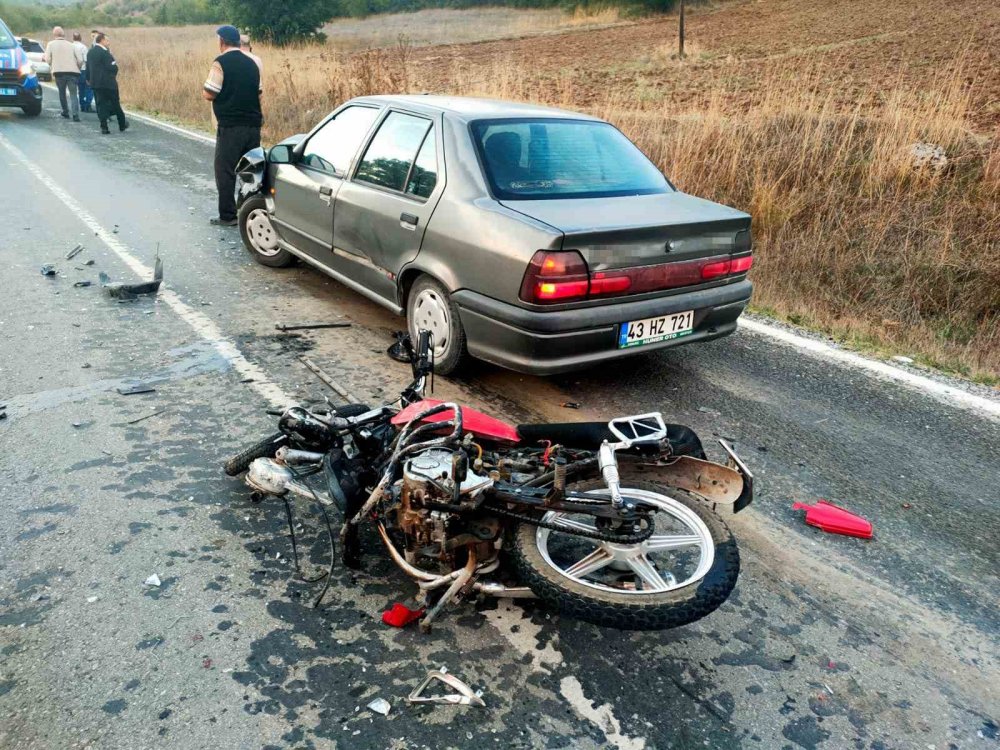 Domaniç’te Otomobil İle Motosiklet Çarpıştı: 1 Yaralı