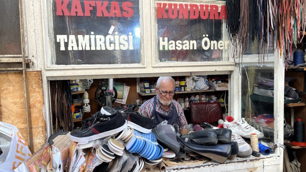 Hem İmamlık Yaptı Hem Ayakkabı Tamir Etti