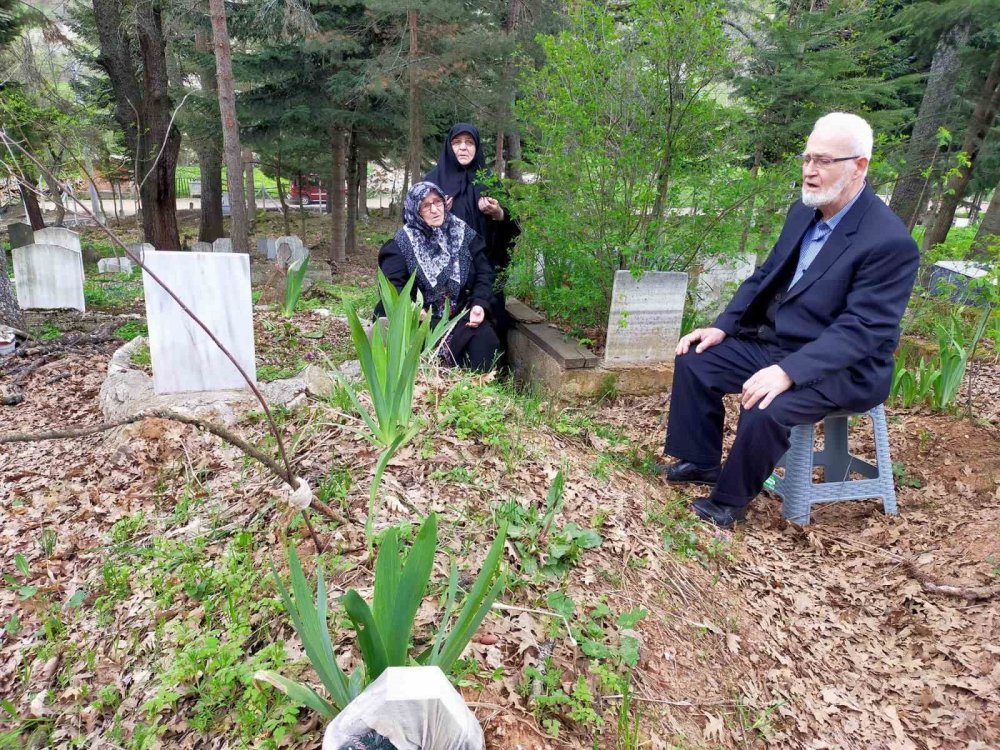 Hem İmamlık Yaptı Hem Ayakkabı Tamir Etti