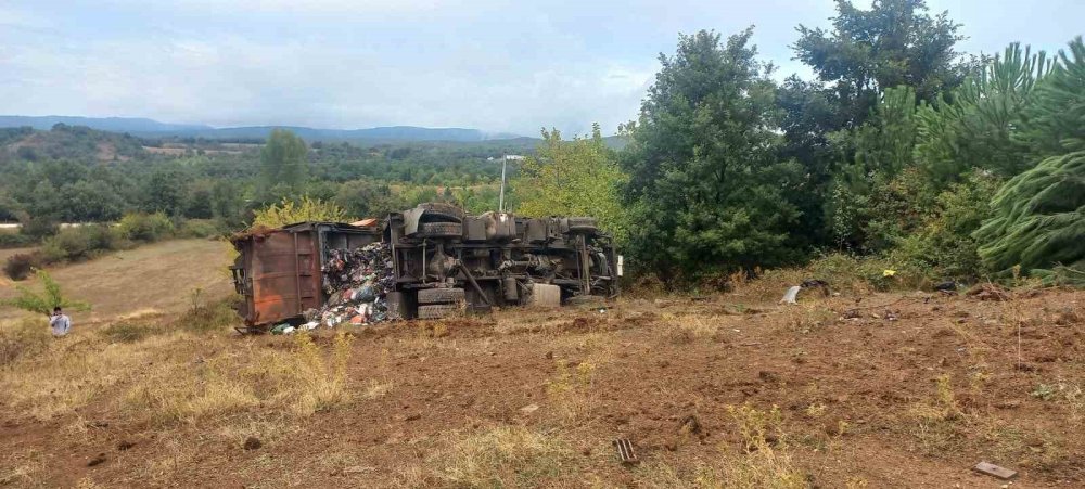 Kontrolden Çıkan Çöp Kamyonu Şarampole Yuvarlandı: 3 Kişi Yaralandı