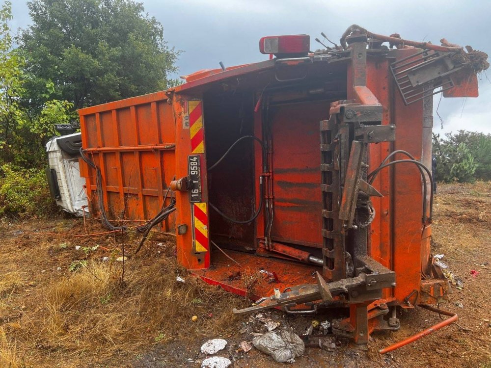 Kontrolden Çıkan Çöp Kamyonu Şarampole Yuvarlandı: 3 Kişi Yaralandı