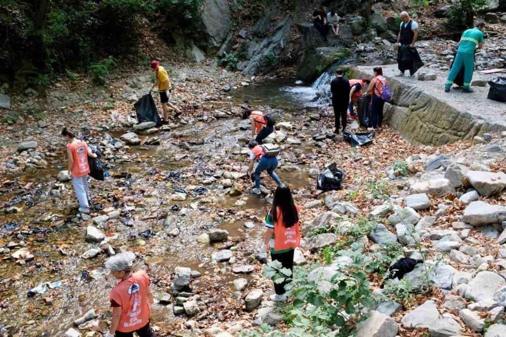 Dünya Temizlik Günü’nde Doğada 2 Kamyon Çöp Topladılar