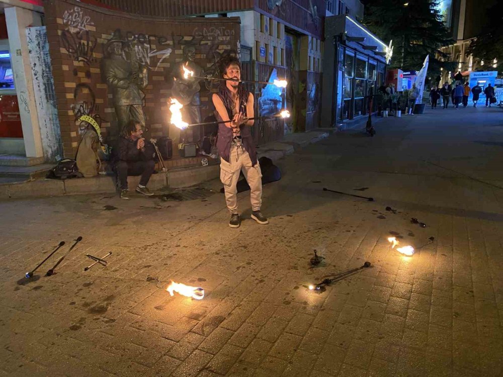 Meşalelerle Yapılan Akrobatik Gösteri Geceyi Aydınlattı