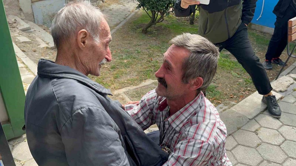 Küstüğü Baba Ocağına 47 Yıl Sonra Dönen Adamın Gözyaşları