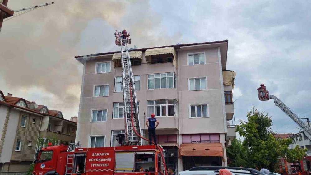 Şehir Merkezinde Korkutan Yangın: Mahalleli Sokağa Döküldü