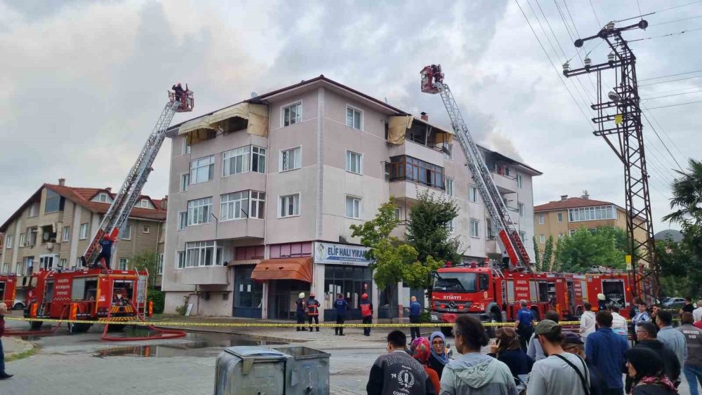 Şehir Merkezinde Korkutan Yangın: Mahalleli Sokağa Döküldü