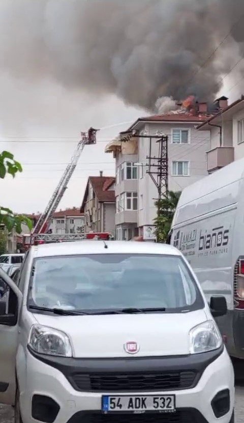 Şehir Merkezinde Korkutan Yangın: Mahalleli Sokağa Döküldü