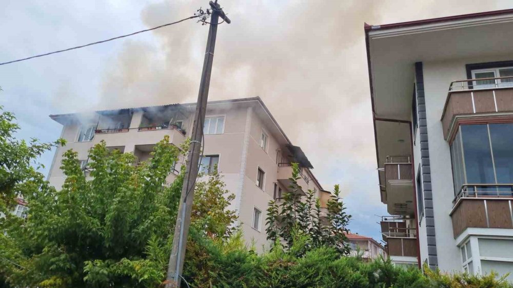 Şehir Merkezinde Korkutan Yangın: Mahalleli Sokağa Döküldü