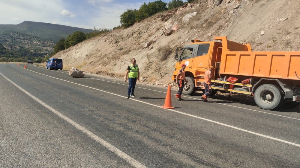 Çevre Yoluna Büyük Bir Taş Kütlesi Düştü